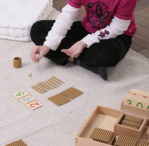Goldenes Perlenmaterial nach Montessori